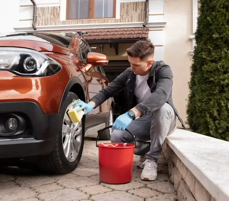 Lavage auto à domicile Plovan : professionnel intervenant sur un véhicule